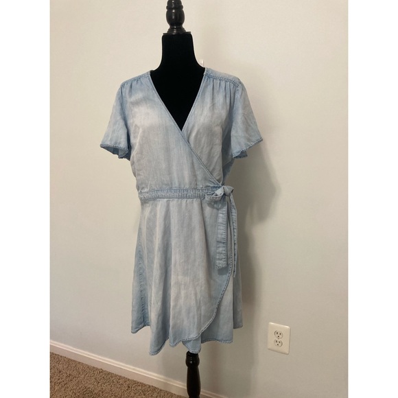 cloth & stone Dresses & Skirts - Cloth & stone Chambray wrap dress sz L
